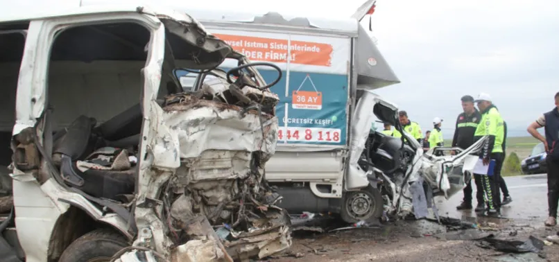 Konya’da feci kaza! İşçileri taşıyan minibüsle kamyonet çarpıştı: Ölü ve yaralılar var