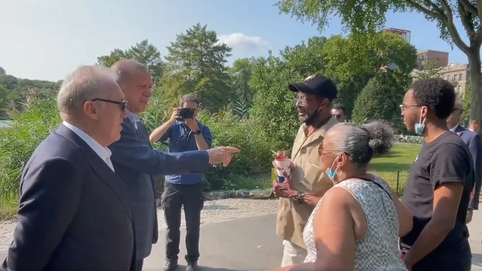 Başkan Erdoğan’a Central Park’ta yoğun ilgi! Tahıl koridoru için teşekkür! Bir vatandaşa sigara içmesin uyarısı