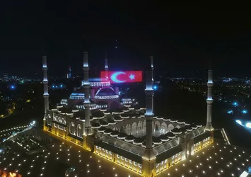Çamlıca Camii'nde 15 Temmuz'a özel dev led Türk Bayrağı
