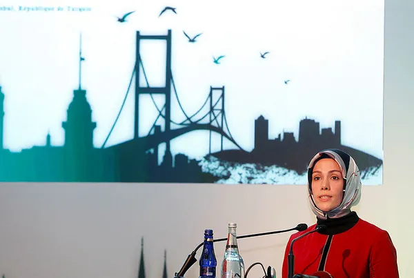 Esra Albayrak: Müslümanlar Avrupa değerlerine karşı bir tehdit olarak gösteriliyor - 1