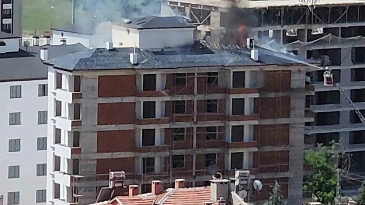 Elazığ'da inşaattaki çatı yangını söndürüldü