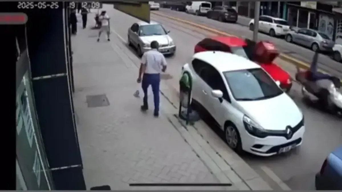 Eskişehir'de bir otomobilin iş yerine çarpması güvenlik kamerasında