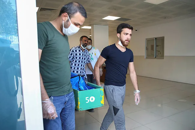 Burdur’da yürek yakan olay! Tabutunu açıp son kez bakıp öptü