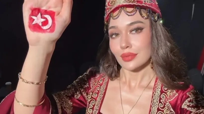 Ceren Arslan'dan Türk bayraklı paylaşım! Hürrem Sultan elbisesiyle hayran bıraktı