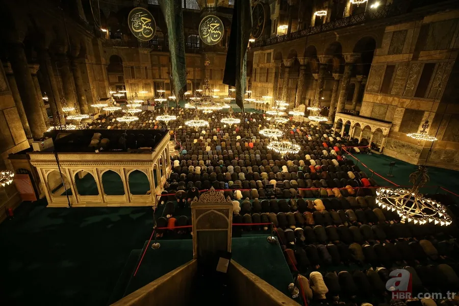 Tüm Türkiye depremde vefat edenler için ellerini semaya kaldırdı 1
