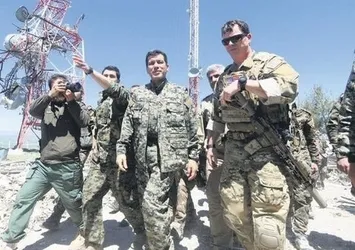 Sınır hattında yeni gelişmeler var! ABD'li temsilci Brett McGurk ile poz veren kırmızı listedeki terörist kaçıyor