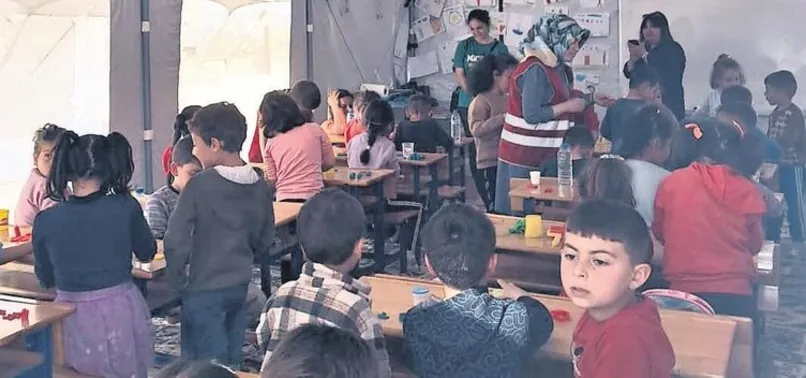 Gönüllü öğretmenler depremzede çocukların yüreklerine dokunuyor!