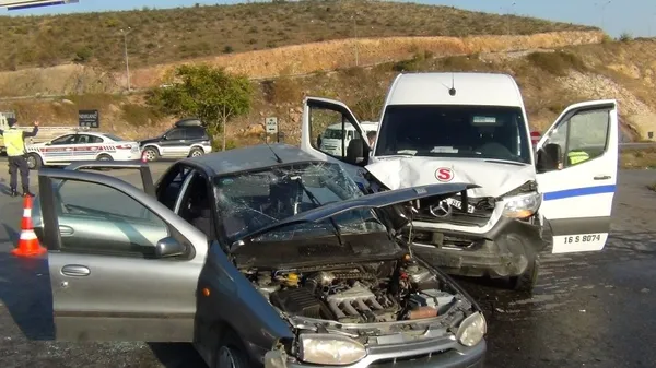 Bursa'da korkunç kaza! Servis aracıyla otomobil çarpıştı: 1'i ağır 7 yaralı - 4