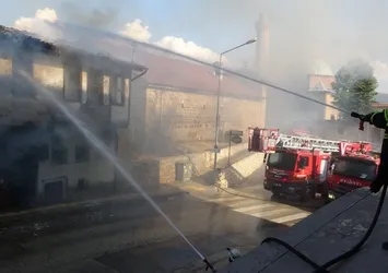 Kastamonu’da tarihi külliyenin yanındaki metruk binada yangın paniği