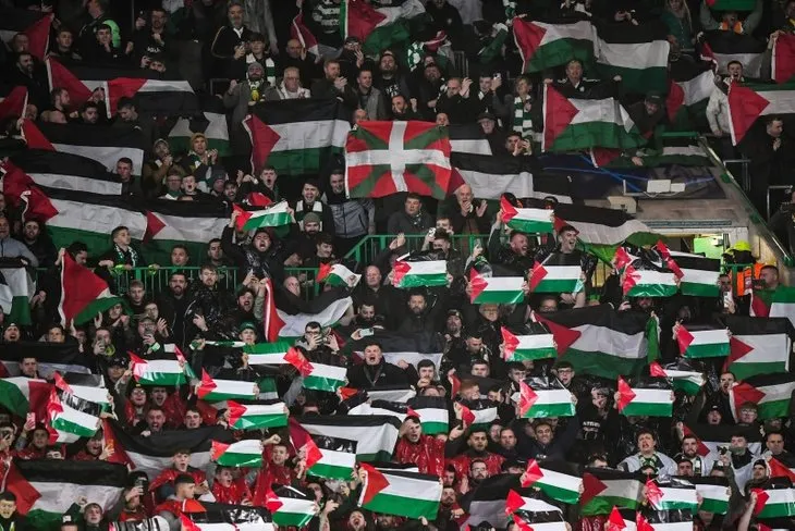 Celtic taraftarı Filistin’e destekten vazgeçmiyor! Şampiyonlar Ligi maçında dünyaya Gazze mesajı