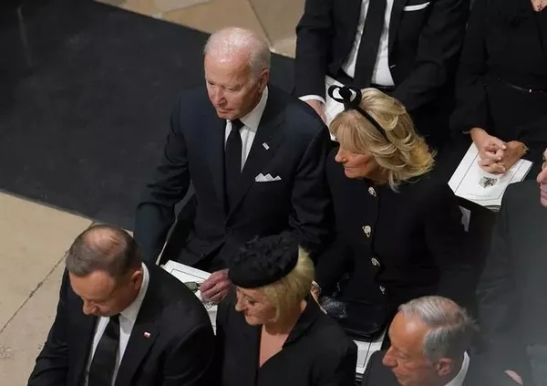 Kraliçe Elizabeth'in cenaze törenine damga vuran anlar: ABD bu görüntüler ile çalkalanıyor! Trump'tan Biden'a gönderme - 5