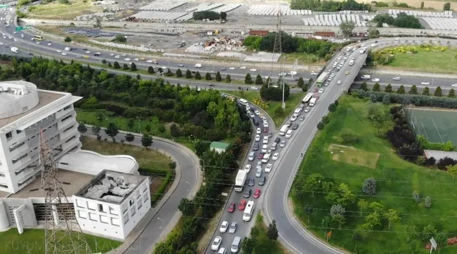 İBB’nin Kuyumcukent’te yaptığı kavşak çalışması trafiği kilitledi! Labirente dönen yolda sürücüler isyan etti