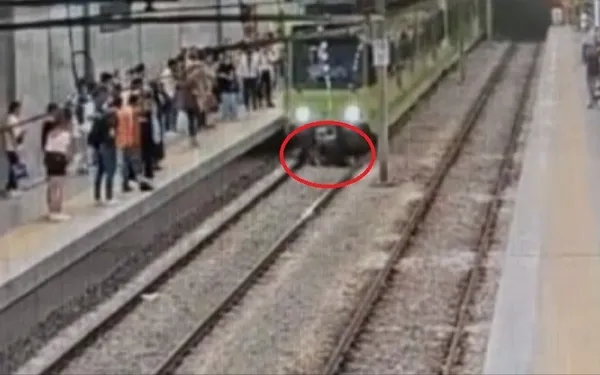 bursada-korku-dolu-anlar-metronun-onune-atladi-makinistin-dikkati-faciayi-onledi-1660483240173.jpg Bursa’da korku dolu anlar! Metronun önüne atladı makinistin dikkati faciayı önledi - 1