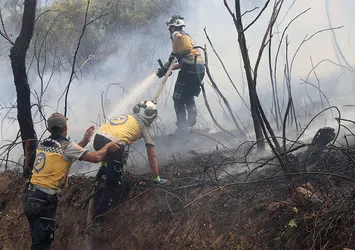 Suriye'nin Lazkiye kentinde orman yangını! Ekiplerin müdahalesi sonucu söndürüldü