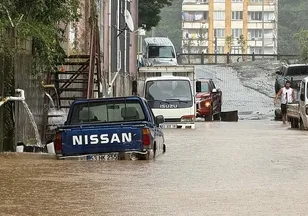 Rize'de dereler taştı araçlar suya gömüldü