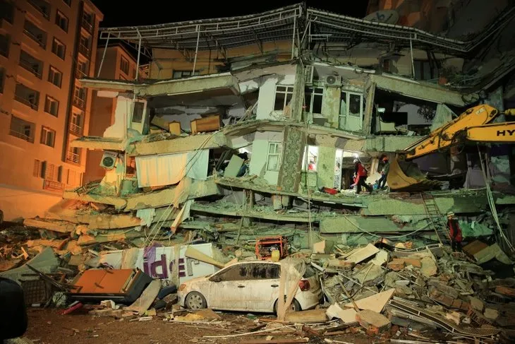 Depremden saatler sonra mucize kurtuluşlar! Umutlu bekleyişler sürüyor