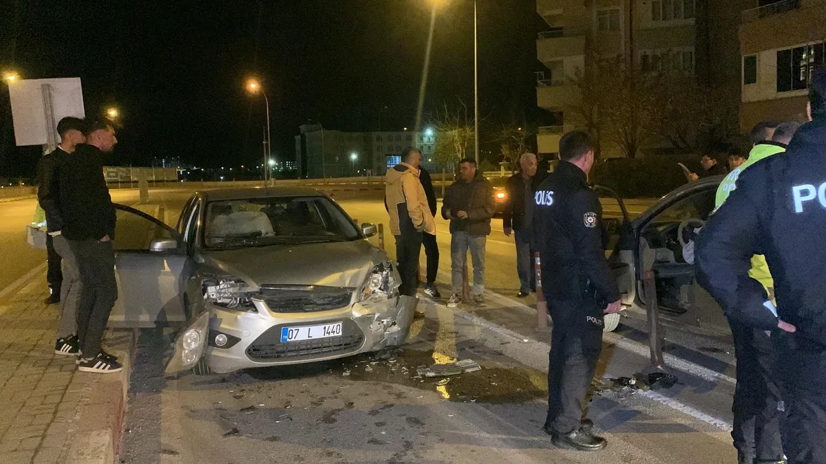 2 otomobil kafa kafaya çarpıştı: 2 yaralı