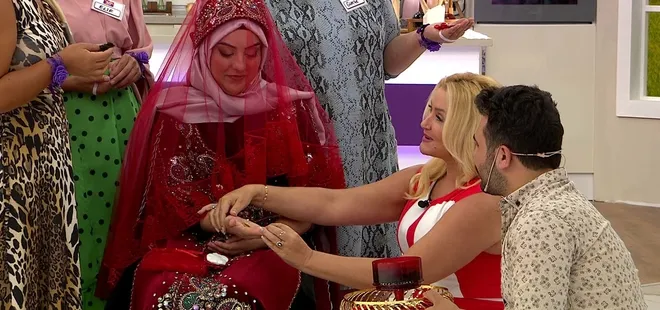 Zahide Yetiş’te sürpriz kına gecesi