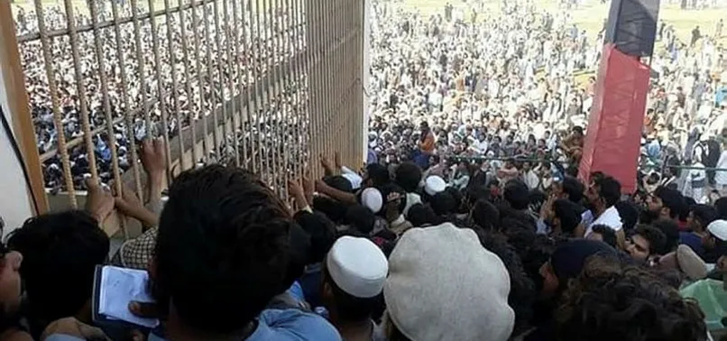 Afganistan'da vize izdihamı! Çok sayıda ölü ve yaralılar var