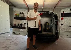 Sokak sokak dolaşıp araç sahiplerine sürpriz yapıyor: 1750 TL'lik hizmeti ücretsiz sunuyor