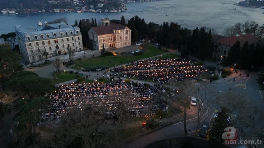 Boğaziçi Üniversitesi'nde iftar programı! Binlerce öğrenci yan yana saf tutup namaz kıldı 13
