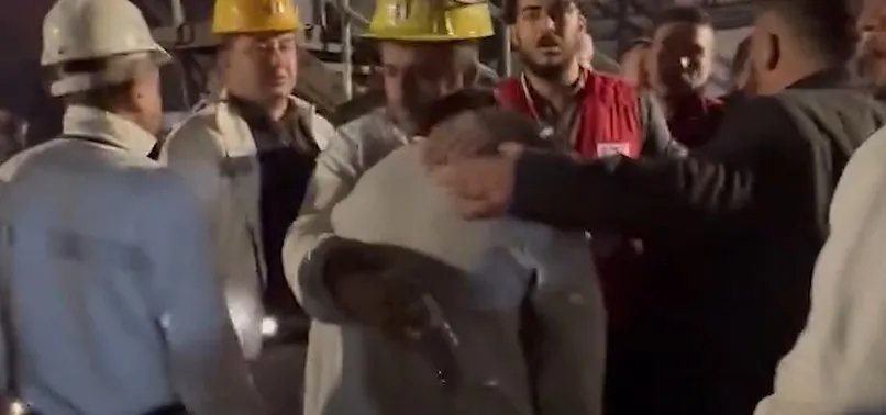 Bartın'daki maden faciasında acı an! Babasını mesai arkadaşının omzunda ağlayarak bekleyen genç izleyenleri duygulandırdı