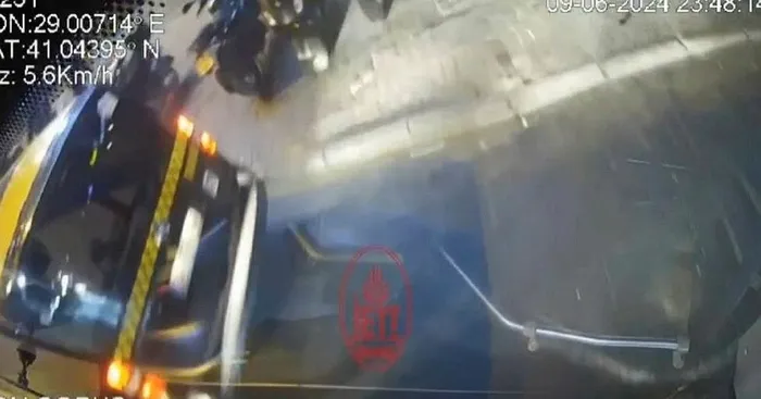 1718026595314.jpeg İETT otobüsünde yolcu şoför kavgası kazaya neden oldu! O anlar kamerada - 3