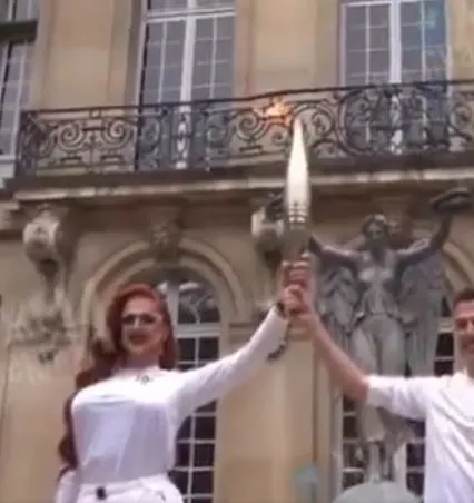 paris-olimpiyat-oyunlarinda-lgbt-dayatmasi-escinseller-kirmizi-halida-boy-gosterdi-olimpiyat-mesalesini-bu-yil-1722028011382.jpeg Olimpiyat meşalesini bu yıl translar taşıdı