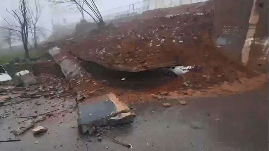 Maltepe'de ortaokulun istinat duvarı çöktü - 1