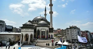 Ali Erbaş hutbeye neden kılıçla çıkmadı?