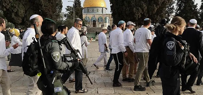 İşgalci yahudilerden alçak provokasyon! Mescid-i Aksa’da İsrail bayrağı açtılar