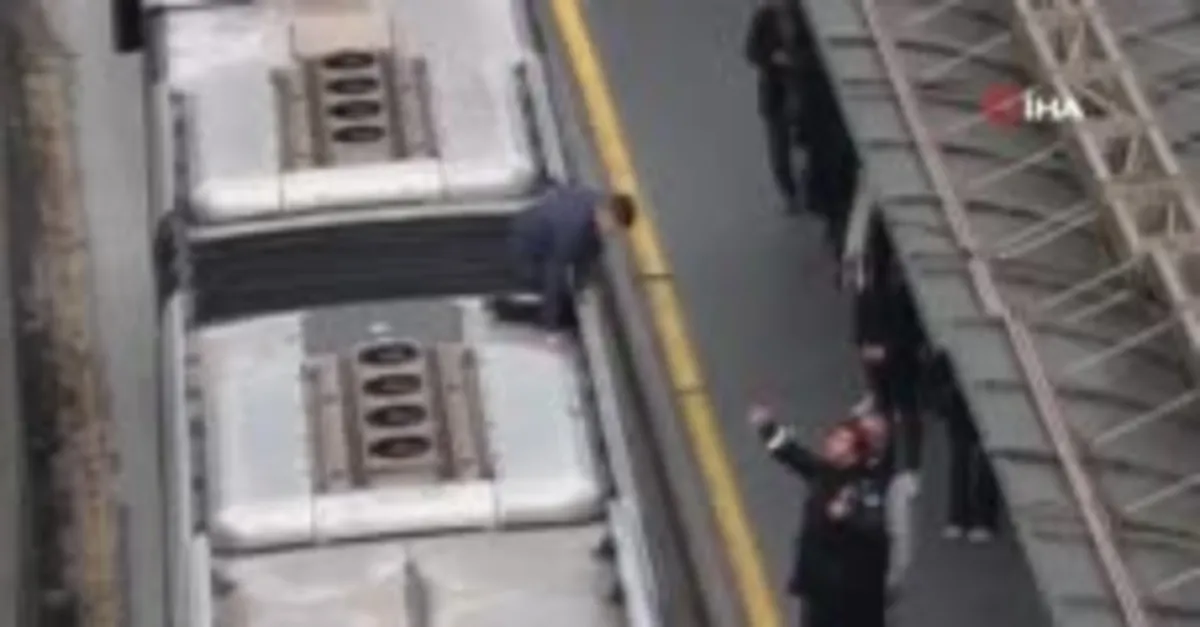 Metrobüsün üstünde yolculuk kamerada