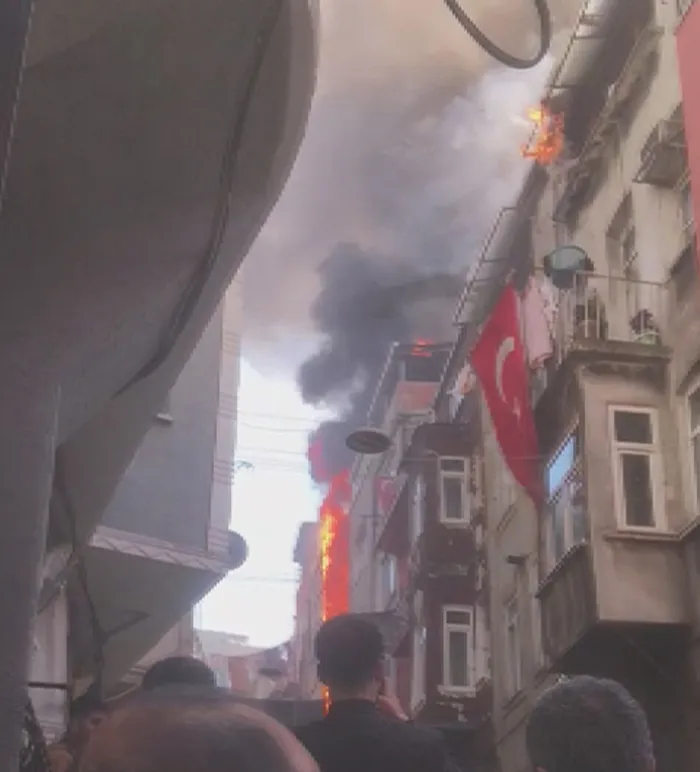 İstanbul Beyoğlu'nda yangın paniği! Alevler binayı sardı - 1