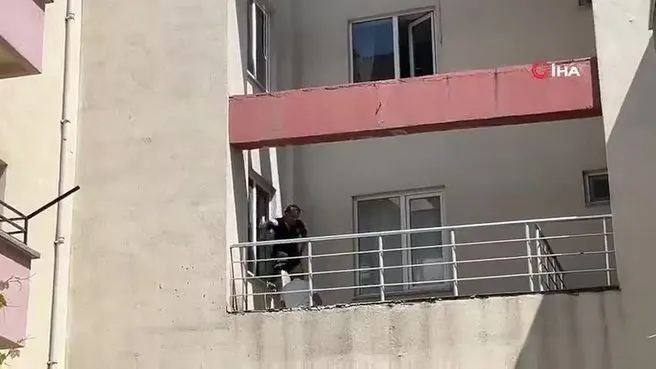 Karısının yanında yakaladığı adam balkondan atladı