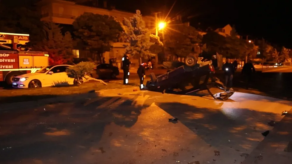 nevsehirde-yaris-yapan-2-otomobil-dehset-sacti-6-yarali-1790908924922.jpg Nevşehir'de yarış yapan 2 otomobil dehşet saçtı! 6 yaralı - 2