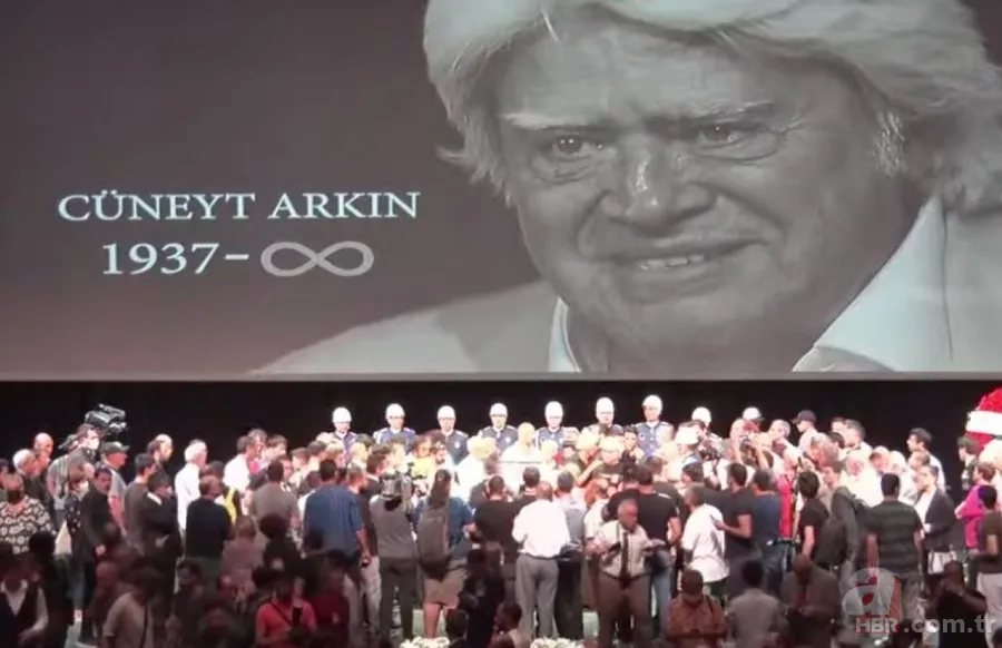 Cüneyt Arkın'ın cenazesinde tepki çeken hareket: "Burası manzara değil" 4