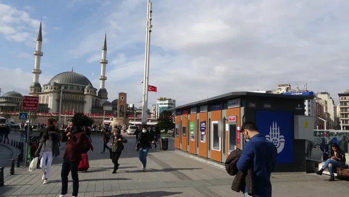 Son dakika: Ekrem İmamoğlu vatandaşa verdiği sözü tutmadı! İBB’nin tarihi Taksim Meydanına koyduğu ATM’ler büyük tepki çekti - 5