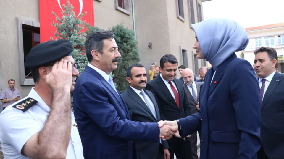 Türkiye'nin ilk başörtülü valisi Kübra Güran Yiğitbaşı görevine başladı! İlk ziyaretini şehit ailesine gerçekleştirdi