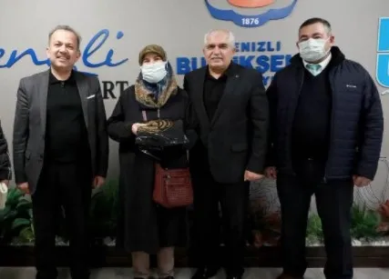 denizlide-otobus-soforunden-insanlik-olmemis-dedirten-hareket-cop-sandigi-posetten-binlerce-lira-cikti-hemen-a-1643807470291.jpg Denizli’de otobüs şoföründen ‘insanlık ölmemiş’ dedirten hareket! Çöp sandığı poşetten binlerce lira çıktı: Hemen amirine bildirdi - 3