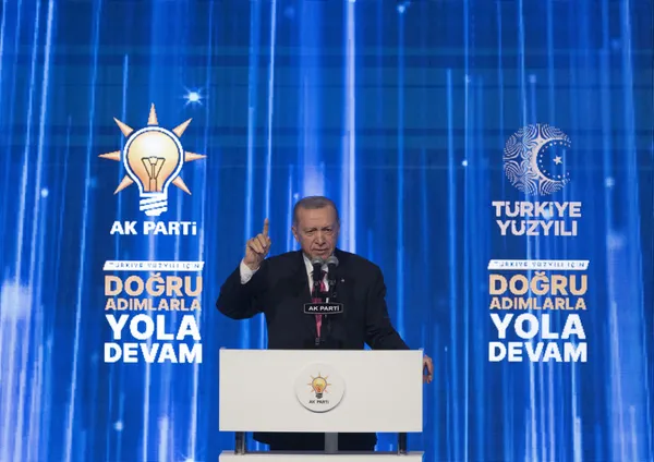 Başkan Erdoğan’dan milyonlar için peş peşe müjdeler! Evlenecek gençler dikkat: Faizsiz 2 yıl geri ödemesiz kredi! Kadınlara erken emeklilik düzenlemesi