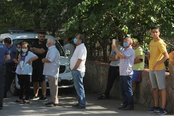 Adana’da intihar girişimini izleyen vatandaşlar sosyal mesafeyi unuttular - 4