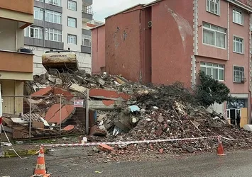 İstanbul Maltepe'de panik anları! Yıkım esnasında bir anda çöktü