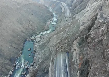 Hakkari'de korkutan heyelan: 3 kişi yaralandı
