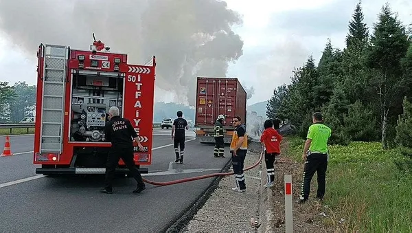 1685107443807.jpeg TEM'de beyaz eşya yüklü tır alev alev yandı! Sürücü canını zor kurtardı - 3