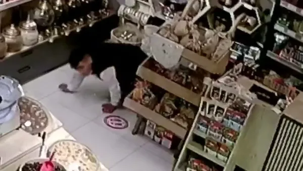 sancaktepede-hirsizin-yuruyerek-girdigi-dukkandan-surunerek-ciktigi-anlar-kamerada-1656170095358.jpg Sancaktepe’de hırsızın yürüyerek girdiği dükkandan sürünerek çıktığı anlar kamerada - 3