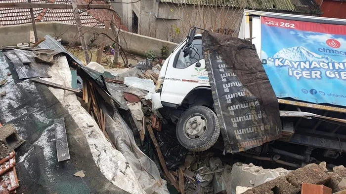 Son dakika: İstanbul'da korkunç kaza! Eyüpsultan'da su taşıyan kamyonet gecekondunun üzerine uçtu - 2