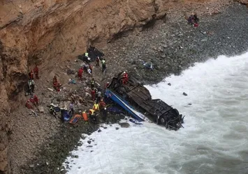 Peru'da otobüs uçuruma düştü: 48 ölü