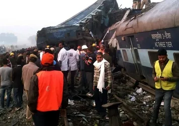 Hindistan'da tren kazası: 100'e yakın ölü
