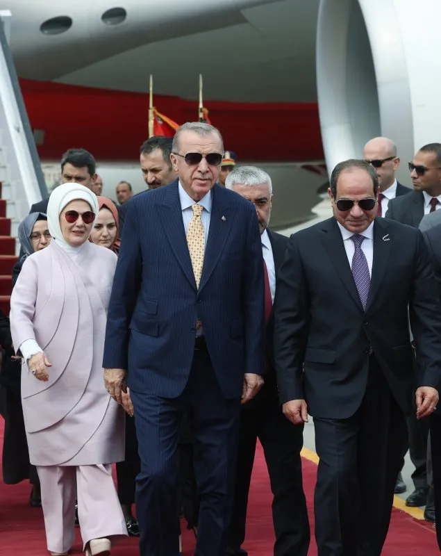 Başkan Erdoğan’a Mısır’da üst düzey karşılama! Cumhurbaşkanı Sisi bizzat geldi