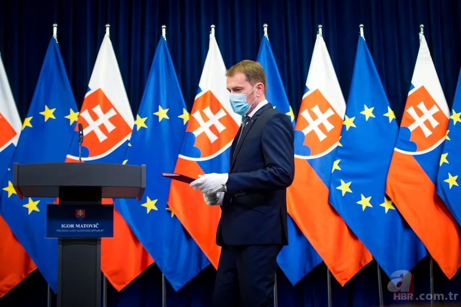Slovakya'da yeni Başbakan Igor Matovic'in yemin töreninde dikkat çeken Koronavirüs önlemi 14